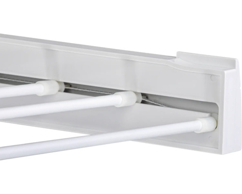 Detaljvy av en väggmonterad torkställning