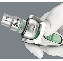 Ett Wera-verktyg med en hylsnyckel i storlek 13 manövreras av en hand.