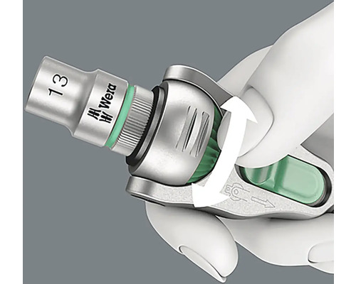 Ett Wera-verktyg med en hylsnyckel i storlek 13 manövreras av en hand.