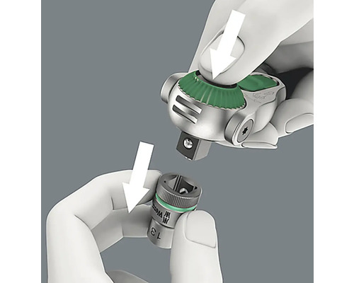 Bild av en hand som ansluter en Wera-spärr till en Wera-hylsa, med pilar som indikerar anslutningsriktningen.