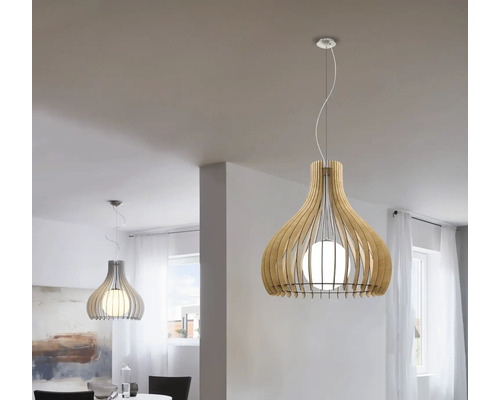 Två dekorativa hänglampor i trä i ett ljust vardagsrum.