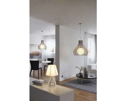 Vardagsrum med bordslampa och två hänglampor i trä.