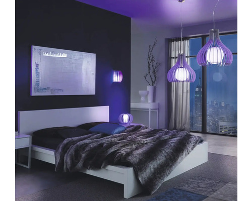 Sovrum med säng, nattduksbord, vägglampa och pendellampa