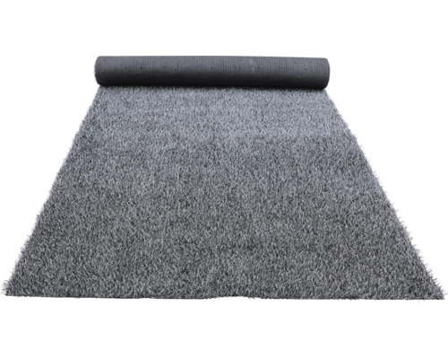 Grått konstgräs delvis upprullat.