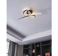 Modern taklampa med böjd design och LED-belysning i vardagsrummet