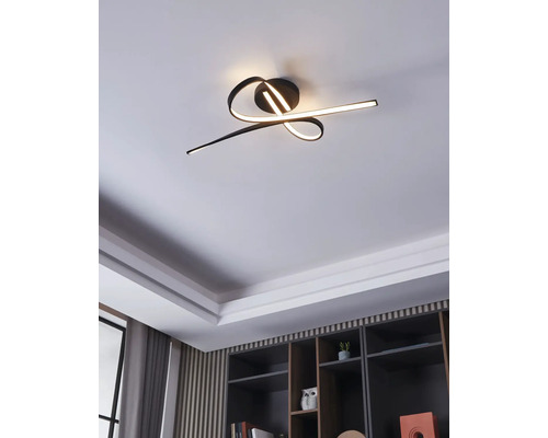 Modern taklampa med böjd design och LED-belysning i vardagsrummet