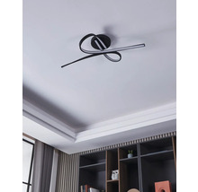 Modern taklampa med böjd design i vardagsrummet