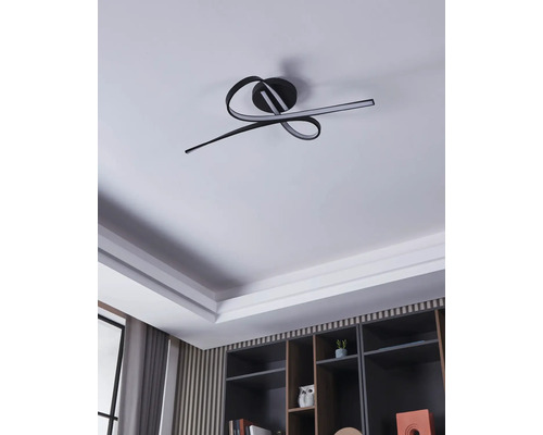 Modern taklampa med böjd design i vardagsrummet