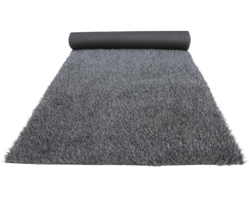 Grått konstgräs delvis upprullat