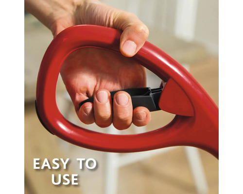 Närbild av en hand som håller ett rött dammsugarehandtag som lyfter fram den enkla användningen