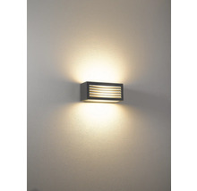 Rektangulär vägglampa med horisontella lameller för ljusspridning