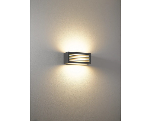 Rektangulär vägglampa med horisontella lameller för ljusspridning