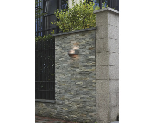 Yttervägg med stenbeklädnad och en vägglampa