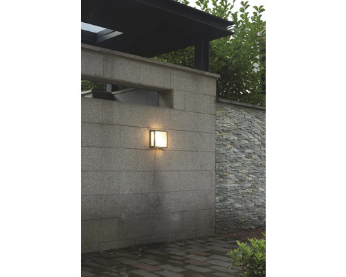 Fyrkantig utomhusvägglampa på en stenmur