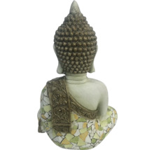 Bakifrån av en Buddha -staty med mosaikmönster