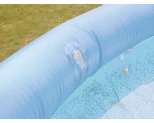 Detaljvy av plaskdamm med reparationslapp