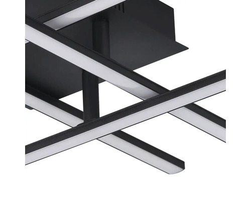 Modern taklampa med LED-ljusstavar i ett korsformat arrangemang.
