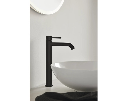 Svart tvättställsblandare bredvid ett tvättställ