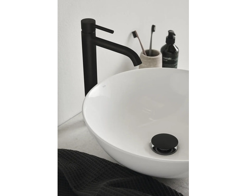 Tvättställsskål med blandare och bottenventil i badrummet