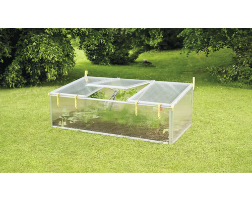 Drivbänk på en gräsmatta i trädgården