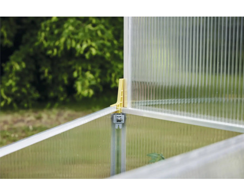 Detaljvy av ett växthus med polykarbonatskivor och anslutningsdetaljer