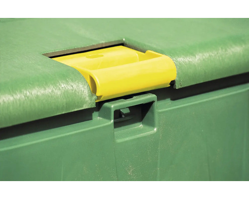 Detaljvy av en kompost med gult handtag