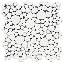 Mosaikmatta med oregelbundet formade, glänsande stenar