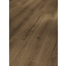 Närbild av laminatgolv med trästruktur.