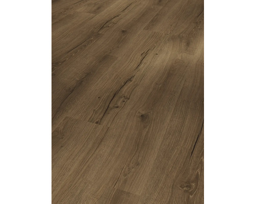 Närbild av laminatgolv med trästruktur.