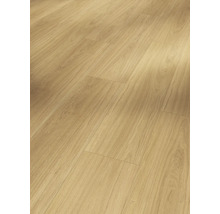 Närbild av ljust laminatgolv