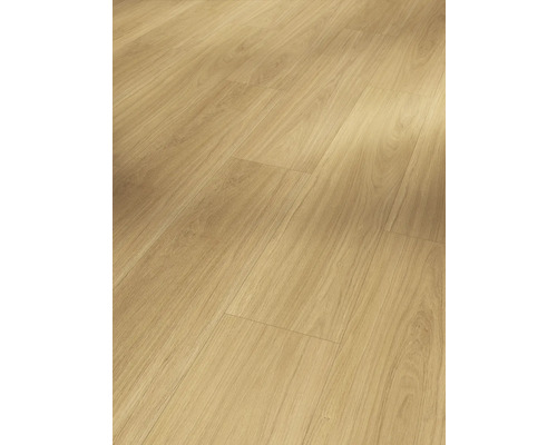 Närbild av ljust laminatgolv