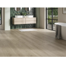 Ljust badrum med dubbla handfat, speglar, badkar och trägolv