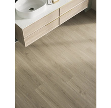 Badrum med ljust trägolv och tvättställsskåp