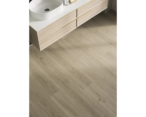 Badrum med ljust trägolv och tvättställsskåp