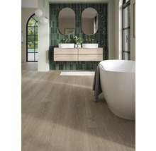 Ljust badrum med tvättställ, speglar, badkar och trägolv