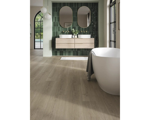 Ljust badrum med tvättställ, speglar, badkar och trägolv