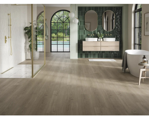 Modernt badrum med dusch, badkar, tvättställ och trägolv.