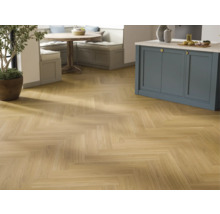 Interiör med fiskbensmönstrad golvbeläggning, köksbord och sittbänk