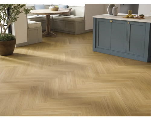 Interiör med fiskbensmönstrad golvbeläggning, köksbord och sittbänk