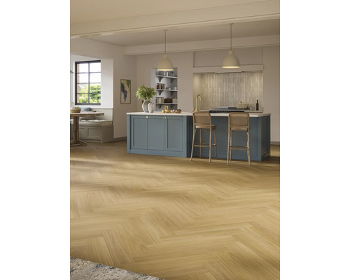 Ljust rum med fiskbensparkettgolv, köksö och sittplatser