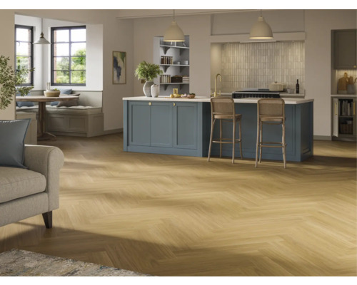 Ljust, rymligt kök med fiskbensparkett och köksö