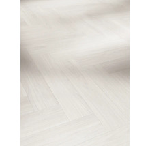 Ljust trägolv lagt i fiskbensmönster