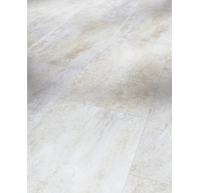 Lagda golvplattor med stenutseende