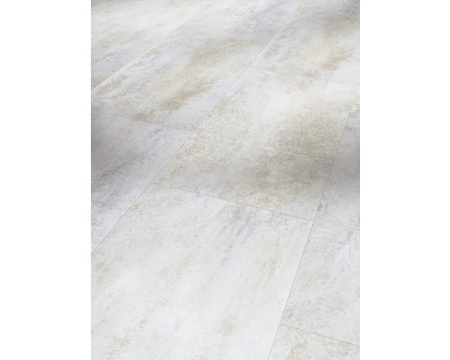 Lagda golvplattor med stenutseende