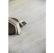 Ljust golv med plattor, pall och tidskrift