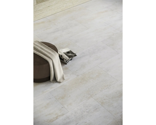 Ljust golv med plattor, pall och tidskrift