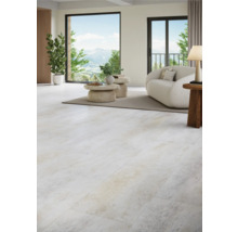 Ljust vardagsrum med klinkergolv i stenimitation, soffa och växter.