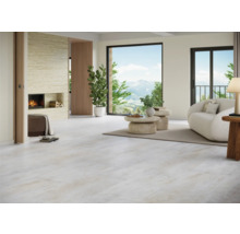 Ljust vardagsrum med öppen spis, sittplatser och stora fönster med utsikt över bergen