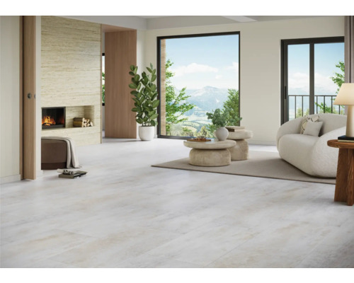 Ljust vardagsrum med öppen spis, sittplatser och stora fönster med utsikt över bergen