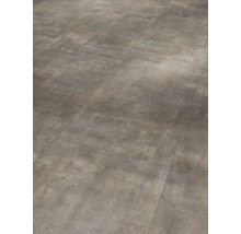 Golv belagt med plattor i betonglook.